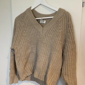 Stickad tröja  - Jättefin stickad tröja från märket Object. Perfekt nu till hösten/vintern 🧡 Använd några gånger men fortfarande i fint skick. 