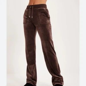 Juicy byxor bruna - Hej, jag säljer mina bruna juicy byxorn i stordlek xs, för dom är för stora, dom är i bra kick, inga hål o inga fläckar! Kan skicka bilder på mina om nån vill se.