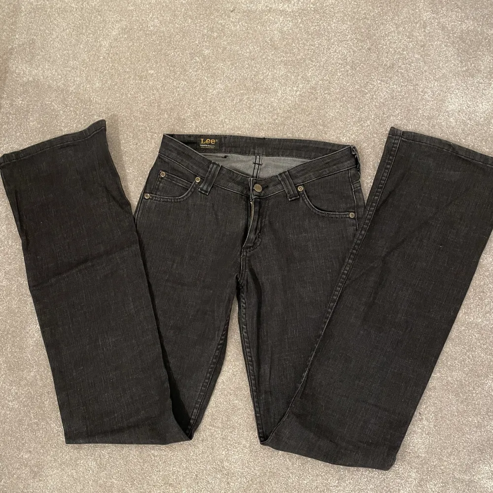 As snygga lågmidjade bootcut jeans från Lee! Storlek W27 L35. Passar i längden perfekt på mig som är 178cm😇💕. Jeans & Byxor.