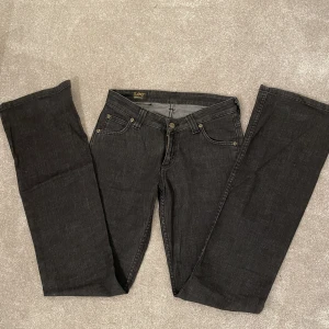 Skit snygga lågmidjade bootcut jeans - As snygga lågmidjade bootcut jeans från Lee! Storlek W27 L35. Passar i längden perfekt på mig som är 178cm😇💕