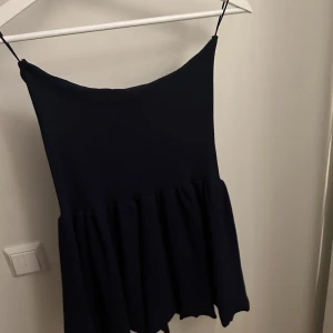 Zara klänning  - Marinblå klänning från zara, aldrig använd.