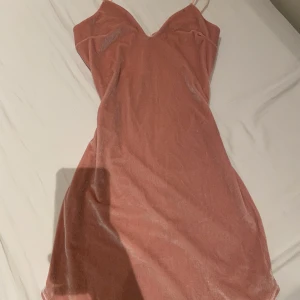 Rosa klänning  - Super fin rosa klänning. I storlek 36 från boohoo och sitter perfekt på kroppen. Dock lite liten för mig nu. Endast hunnit använda en gång och är fortfarande som ny.