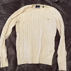 Gant tröja  - köpt från killavddlning men tjejer kan oxp använda, äkta gant tröja kommer inte till användning, storlek S. NYPRIS 1400kr!