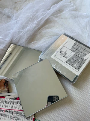 Spegel fyrkant  - Vintage från 1990 talet fyrkantiga speglar ,som köpta från Ikea .  Storlek 15x15cm.kostar stycken 30kr .jag har 12stycken kvar 