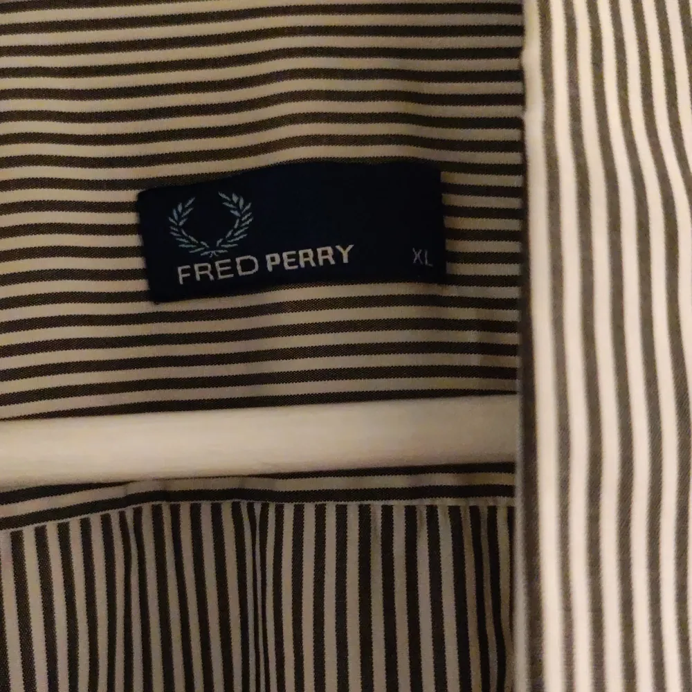 Fred Perry Skjorta - XL, använd en gång kanske. Som ny.. Skjortor.
