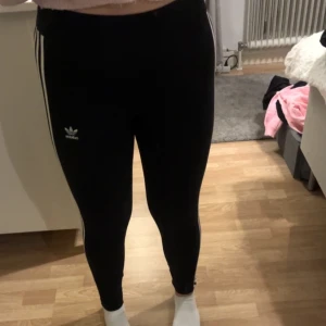 Adidasthights  - Högmidjade svarta Adidasthights. Använda få gånger. 