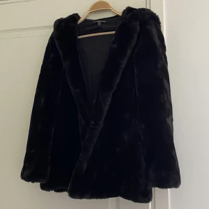 Pälsjacka  - Svart pälsjacka från Zara med stor gosig luva 