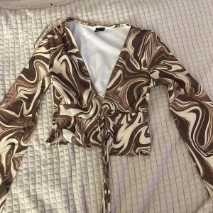 Colette topp - Storlek S, stretchig, går att knyta fram, 