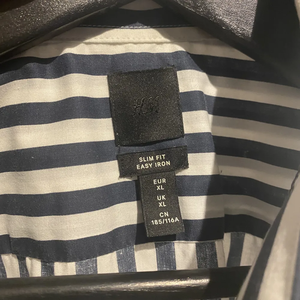 Säljer en randig blå/vit skjorta från H&M i storlek XL, skulle säga den passar även för L då den är slimfit. Inga defekter. Skriv för mer info eller bilder🤙🏼. Skjortor.