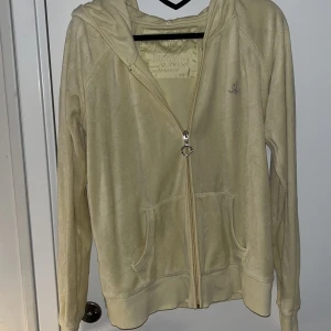 zip up hoodie - säljer nu en fin zip up hoodie i gul/beige färg. är i nyskick men används tyvärr inte. pris går att diskuteras💕