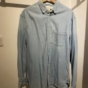 Säljer en ljusblå jeans skjorta från L.O.G.G/H&M i storlek L. Passformen är loose och kan även passa som XL. Inga synliga fel! Skriv för mer info eller vid funderingar🤙🏼