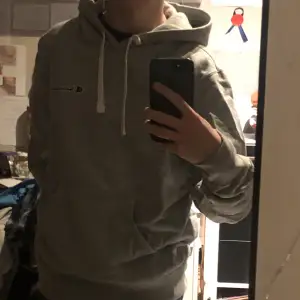 Skit cool Vintage Champion hoddie  som passar till allt. Hoddien passar S-M och är i nyskick🫶🏻 Tvecka inte att höra va er om ni har frågor🫶🏾😱