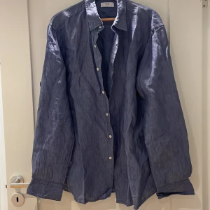 Skjorta  - Skjorta i fint skick och extraknappar finns.