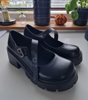 Fina Mary Janes säljes - Mary Janes-skor i fint skick säljes. Använda tre gånger. Stl 39.