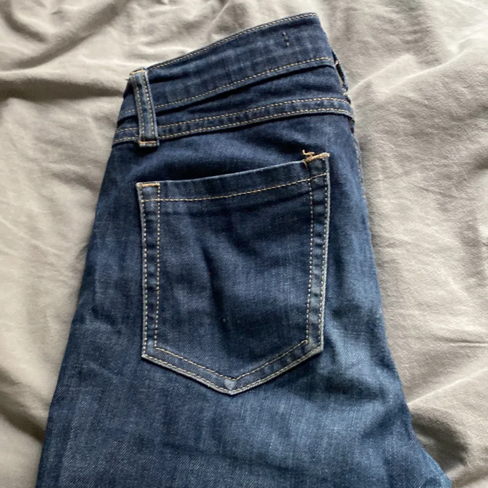 Mörkblåa jeans  Använda ganska mycket och köpta second hand (Sellpy) lite små i midjan för mig, oklart vilken storlek men för mig som är 168 cm så sitter dom bra förutom midjan . Jeans & Byxor.