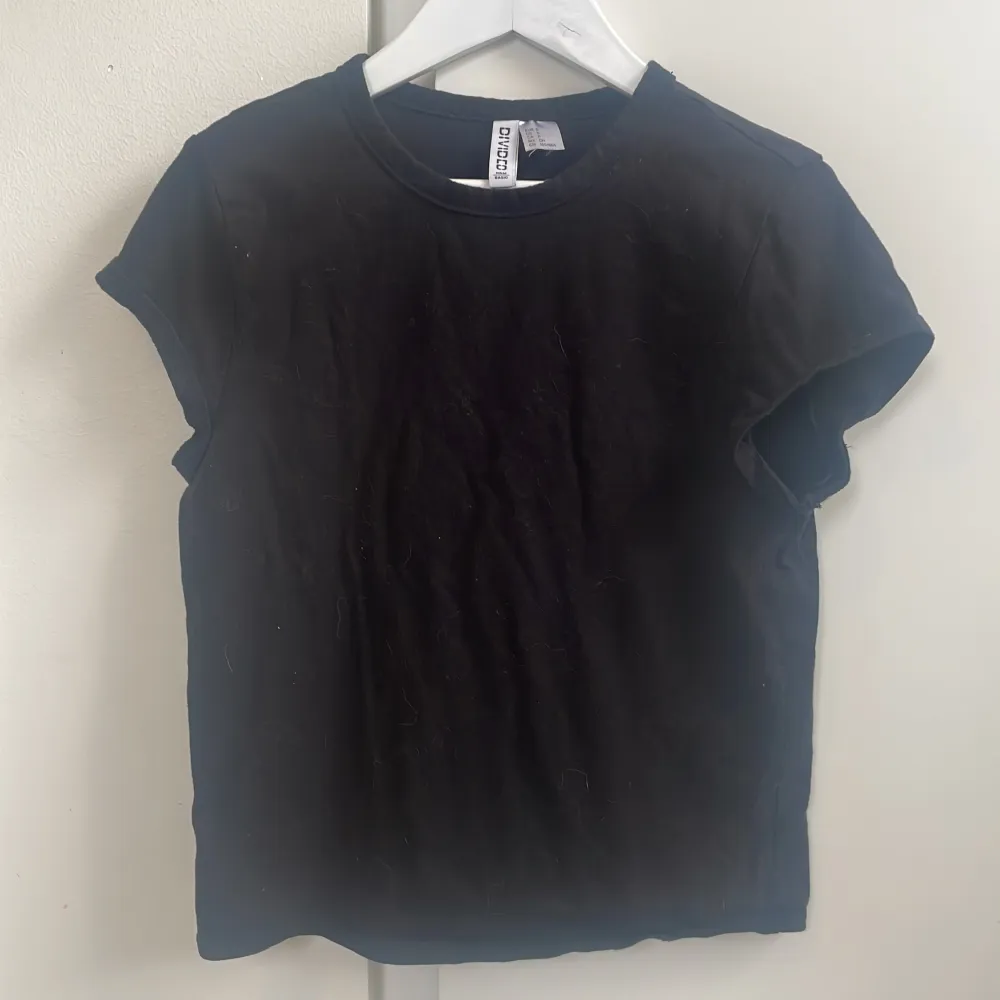 Säljer denna t-shirt pga av att jag inte gillar den. Den sitter som en xs eller s t-shirt. Sitter perfekt på mig som har S. Du står för frakten. Är kortare i ärmen än en vanlig t-shirt. T-shirts.