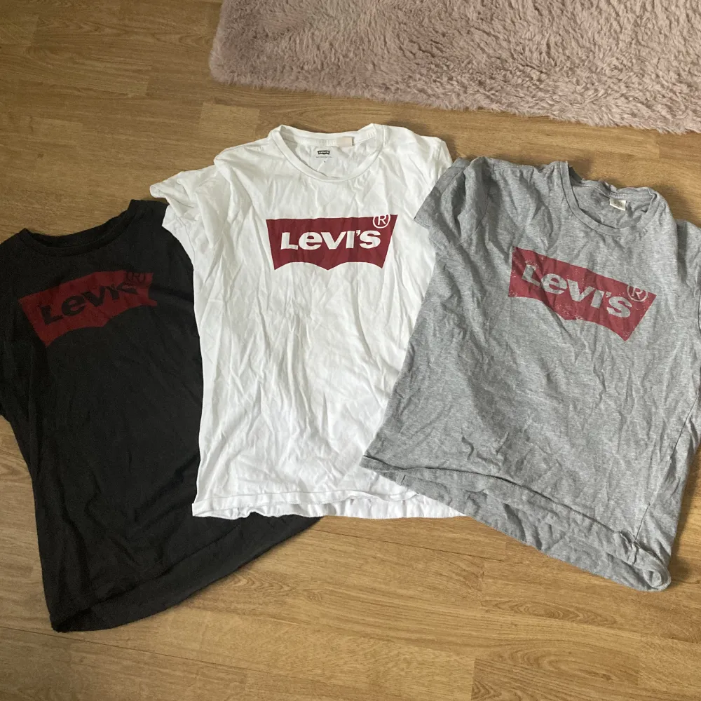 Säljer dessa tröjor från Levis 🙌😻 Paketpris 249 🫶🏻 (300+ styck nypris) . T-shirts.