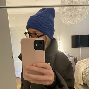 Blå mössa Lindex  - Jättesnygg mössa från Lindex🩷kommer tyvärr inte till användning. Jättebra skick🩷100%bomull