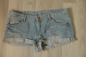 Jeansshorts - Knappt använda shorts, säljer då jag har vuxit ur dem.