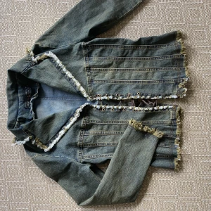 Y2k jeans jacka  - Y2k inspirerad jacka från beauty angel, storlek XS/S skulle jag säga. För liten för mig som brukar ha medium