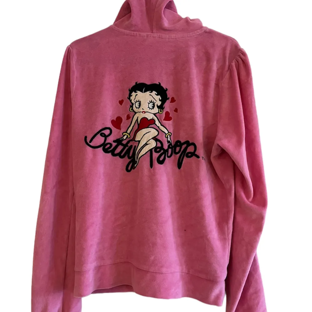 Söt Betty boop hoodie i skönt tyg! I gott skick utom två mindre fläckar på framsidan😊 skriv för fler bilder/funderingar<3. Hoodies.