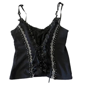 Svart korsett topp - Söt svart topp med snörning! Passar som en S! Skriv om du har funderingar!<3