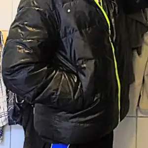   Fin dunjacka från ADIDAS  - storlek (L)-(XXL)    neon-gulgröna blixtlås - reversibel, ljusgrå  - stor & mkt varm,  - lång, går under röven     ner på låren - är typ som en halv     sovsäck då man kan     stänga blixtlåset helt     ända upp i pannan  