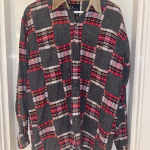  peak performance skjorta  - Stl L HerrSkjortan har något tjockare tyg och kan även användas över en T-shirt eller som tunnare jacka. Varan är i fint skick och är väl bevarad.