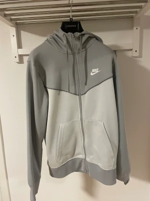 Nike hoodie med dragkedja  - Nike hoodie med dragkedja. Storlek S. Fint skick och riktigt snygga detaljer på bröstet. Nypris 569 kronor. Vårt pris 239 kronor 
