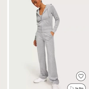 Nytt Juicy Couture sett!❤️ - Säljer detta helt nya gråa velour juicy settet köpt från Nelly!  Storlek Xs i byxor & S i kofta. Nypris ca 2300kr mitt pris 1800kr