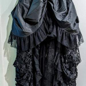 En jättefin kjol ifrån Burleska med fantastiska detaljer, i nyskick ⭐  Storlek Medium / 38-40 mått från tillverkaren: midja; 76cm (har resår och skenor som stretchar) Höft: 94cm (dock väldigt fluffig så inte tight på höfterna)