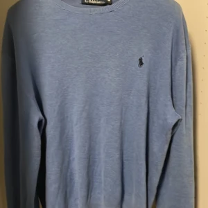 Ralph Lauren Tröja - En ralph lauren tröja som jag vill sälja eftersom att den har blivit för liten för mig nu. Jag hade sagt att skicket är 8/10 och det är därför jag säljer för de priset. (Visar defekten på sista bilden)  Tröjan är i storlek M  Vi kan alltid diskutera pris!