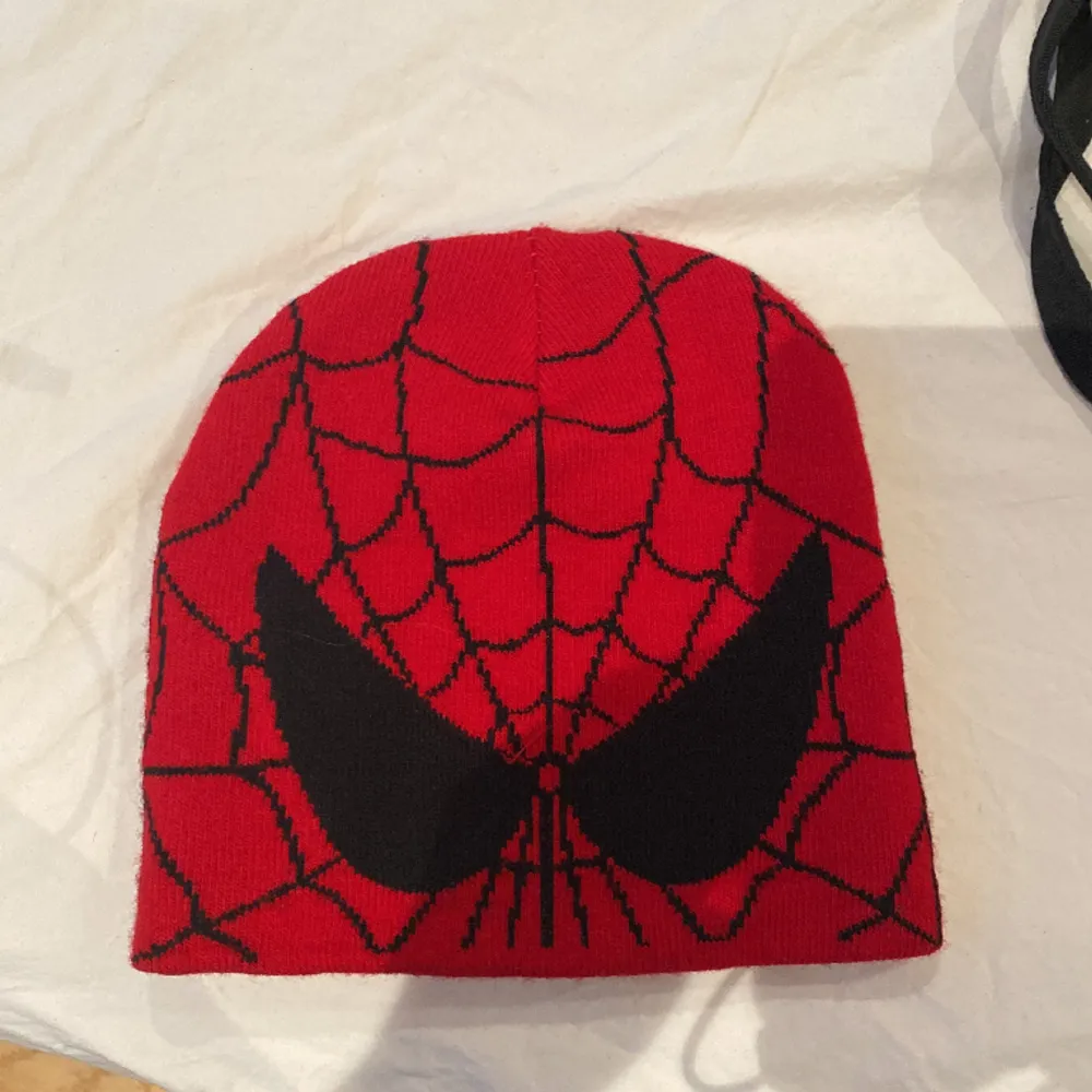 Supercoola spiderman mössa köpt här på Plick för 200kr, säljer den för 120kr! ❤️. Övrigt.