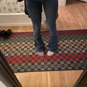 Mörkblå jeans - Super fina bootcut jeans, perfekt form har bara testat!           Midja:31    längd: 100      innebenslängd: 73