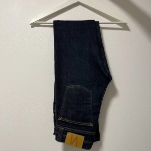 Nudie jeans  - Feta nudie jeans köpta nu under hösten, kommer inte till användning längre men är väldigt snygga, skriv om du har frågor 