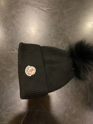 Moncler mössa  - Säljer nu den här fina moncler mössan då den inte var min smak, helt äkta och nypriset är 3600! 