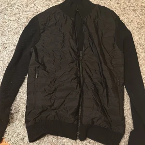 J.LINDEBERG cardigan - Använd ca 5 gånger och köpt för 3200 för ca 2-3 månader sen. Ser oanvänd ut. Kan gå ner i pris vid diskussion 