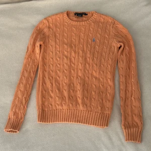 Ralph Lauren tröja - Ralph Lauren kabelstickad tröja köpt i Florida. Jättefint skick :) storlek S