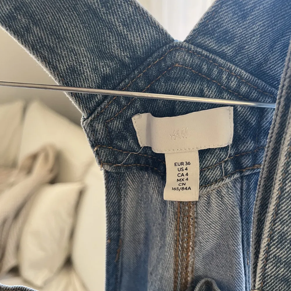 Superfin byxdress i storlek 36! Använd fåtal gånger😍. Jeans & Byxor.
