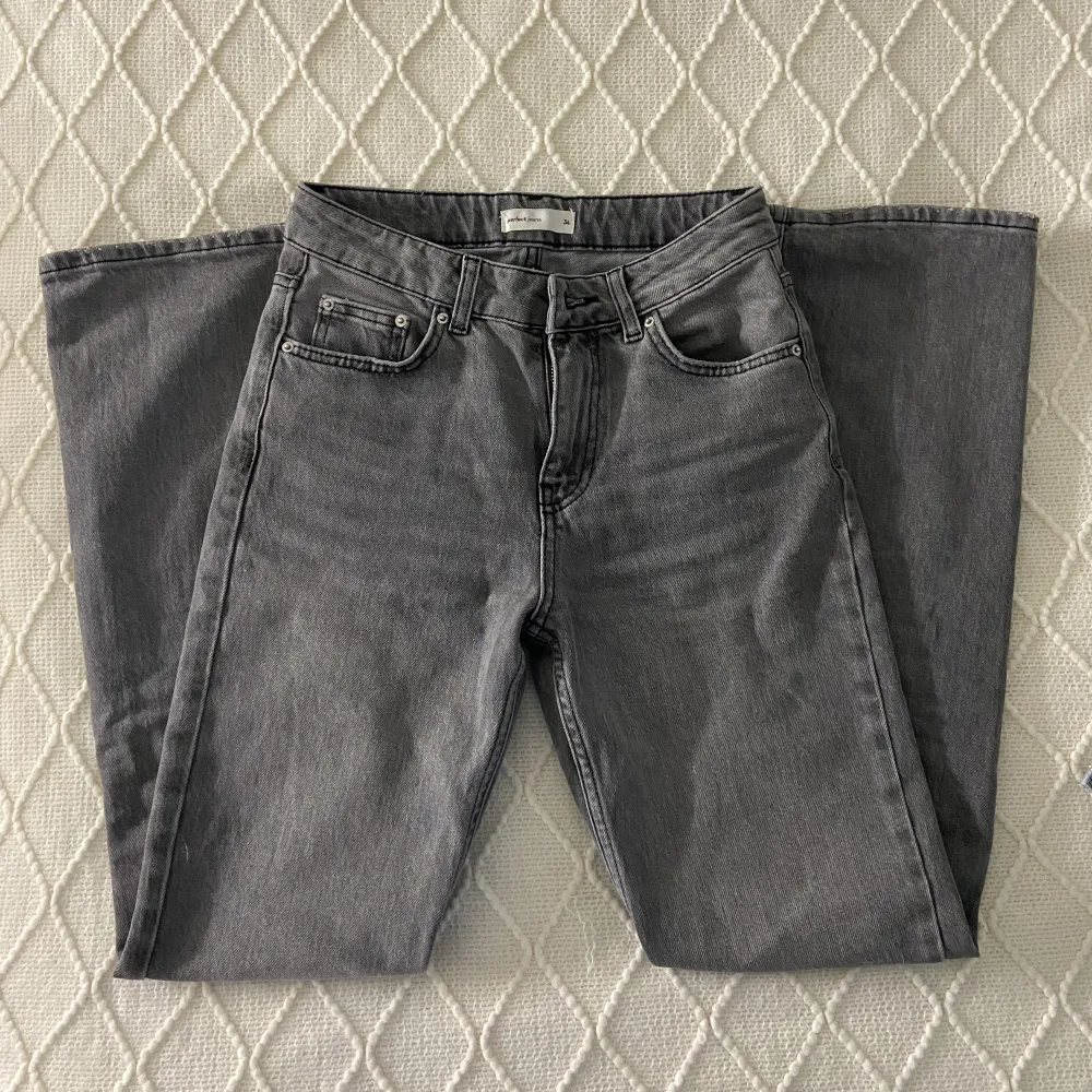 Snygga grå jeans, använt 2 gånger.. Jeans & Byxor.