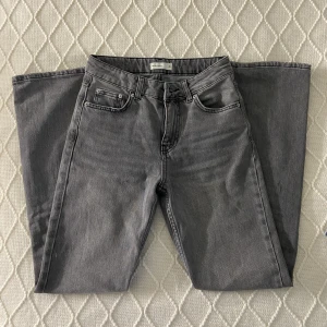 Jeans - Snygga grå jeans, använt 2 gånger.