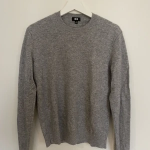 Kashmir Tröja / Sweater - Uniqlo - Jag säljer min Uniqlo-tröja, 100% kashmir och i perfekt skick.   Storlek: S  Färg: Grå / Gray Material: Kashmir 100% Skick: Mycket Bra Sex: Man 