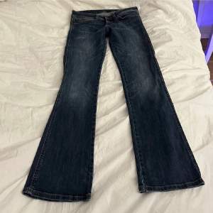 Jättesnygga lågmidjade jeans men för korta för mig , midja: 74 cm plus lite stretch, innerben: 80 cm💕