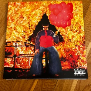 Oliver tree-ugly is beautiful vinyl - Öppnad men oanvänd vinyl med  1 lp-skiva och medföljande bilder i förp. Mycket fint skick och plastficka medföljer