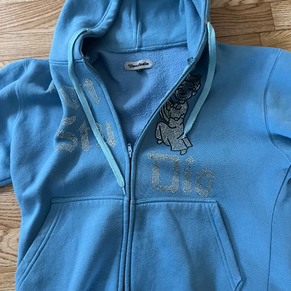 Vonatudio hoodie strl L, den är liten i strl och jag som tjej på 160cm kan ha den perfekt. Just den här färgen säljs inte längre  ( sky blue). Vid intresse hör av er för fler bilder och om ni har andra frågor💙. Hoodies.