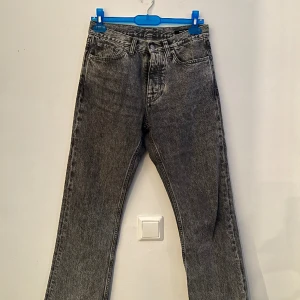 HOPE jeans stone grey - HOPE jeans som inte är använd jätteofta. Dom är upplagd för mig (se bild), jag är 172 cm. Dom är annars i ett mycket bra skick. Nypris på dessa är 1900kr.
