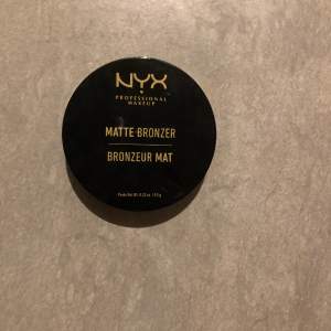 Säljer min matta nyx bronzer då den inte riktigt passar mig🩷Den är i färgen 2 ganska säker den är medium mörk typ, köpte för 119kr säljer den för 60kr. Testat 2 gånger men Somsagt var den inte så bra för mig🩷