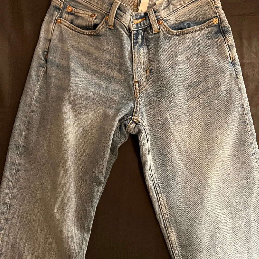 Väldigt sparsamt använda men de har en liten fläck på ena byxbenet se bild 3💕. Jeans & Byxor.
