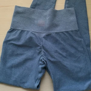 Träningsthights scrunch🩵 - Jättefina och sköna träningsthights med scrunch💕 Säljs för att de inte används längre.  Kontakta mig för fler bilder, frågor och intresse!💖