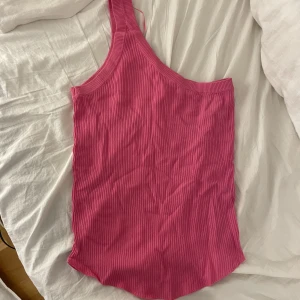 Linne från zara  - Rosa linne från Zara i storlek XS. Använd en gång. Köparen står för frakten